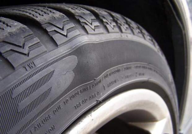Так называемая «грыжа» на поверхности покрышки. | Фото: shop.tyreplus.ru.