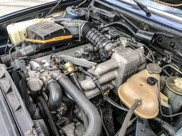 Система впрыска — Motronic. Максимальный крутящий момент — 310 Нм при 4000 об/мин bmw, авто, автомобли, обзор, ретро авто, седан, тест-драйв, янгтаймер