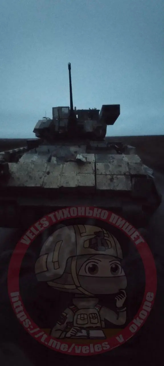 Захваченная БМП Bradley уже далеко за линией фронта. Источник: телеграм-канал «VELES тихонько пишет»