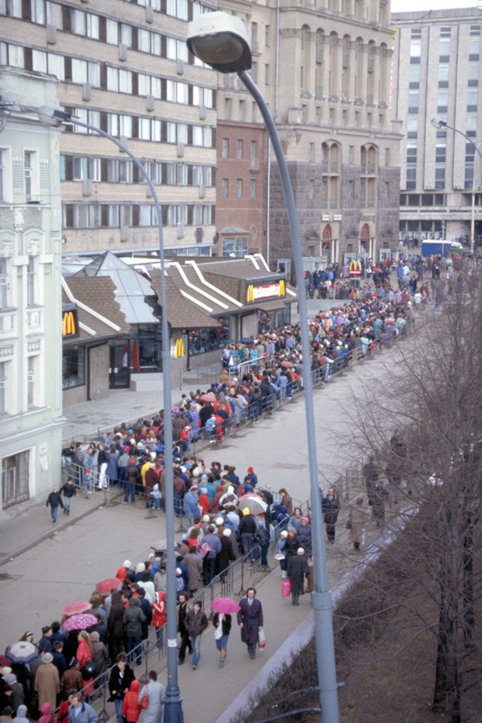 Эпические фото о том, как в Москве в 1990 году открылся первый McDonald’s