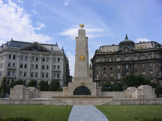 Вандалы транслировали в Facebook осквернение памятника советским воинам в Будапеште
