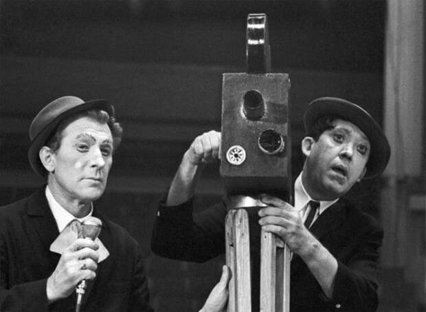 Клоуны Михаил Шуйдин и Юрий Никулин во время выступления в цирке на Цветном бульваре в 1970 году. Клоуны Михаил Шуйдин и Юрий Никулин во время выступления в цирке на Цветном бульваре в 1970 году