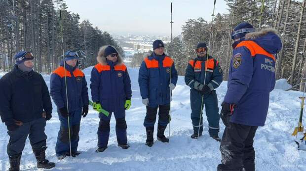 Спасатели МЧС России на Сахалине проводят зимние тренировки