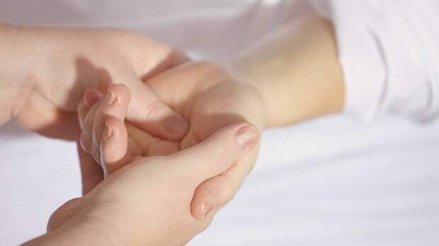 Постоянная боль в руке или отек могут указывать на развитие рака