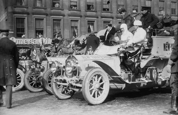 Участники автомобильной гонки Нью-Йорк - Париж на старте. Нью-Йорк, 12 февраля 1908 года. история, факты, фото