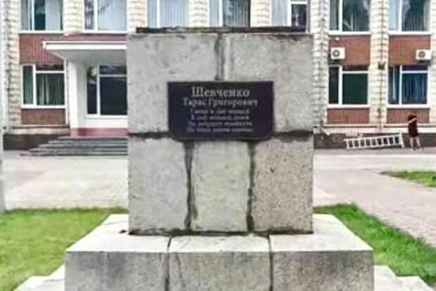 Украинский скульптор вынужден был демонтировать памятник Кобзарю, после 13 лет ожидания оплаты за свои труды
