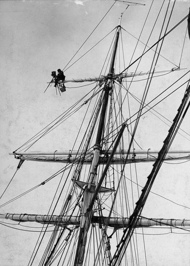 Фотограф Фрэнк Хёрли делает кадр с мачты. Фотограф Фрэнк Хёрли делает кадр с мачты.