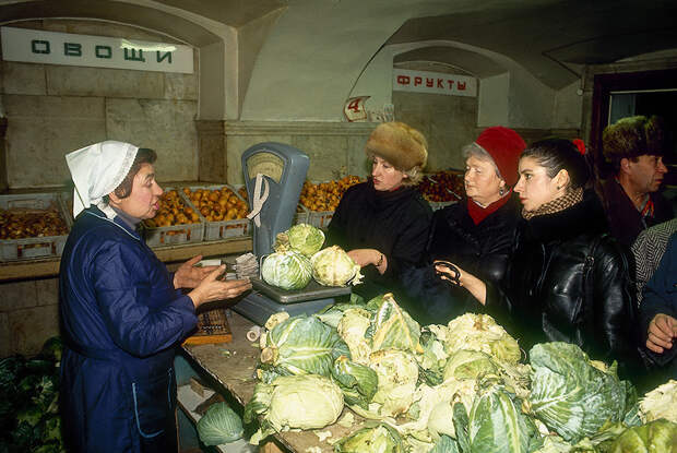 Прилавок петербургского магазина, 1990 год