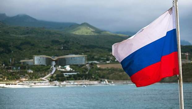 Российский триколор на палубе парусника Херсонес в Крыму. Архивное фото Российский триколор на палубе парусника Херсонес в Крыму. Архивное фото