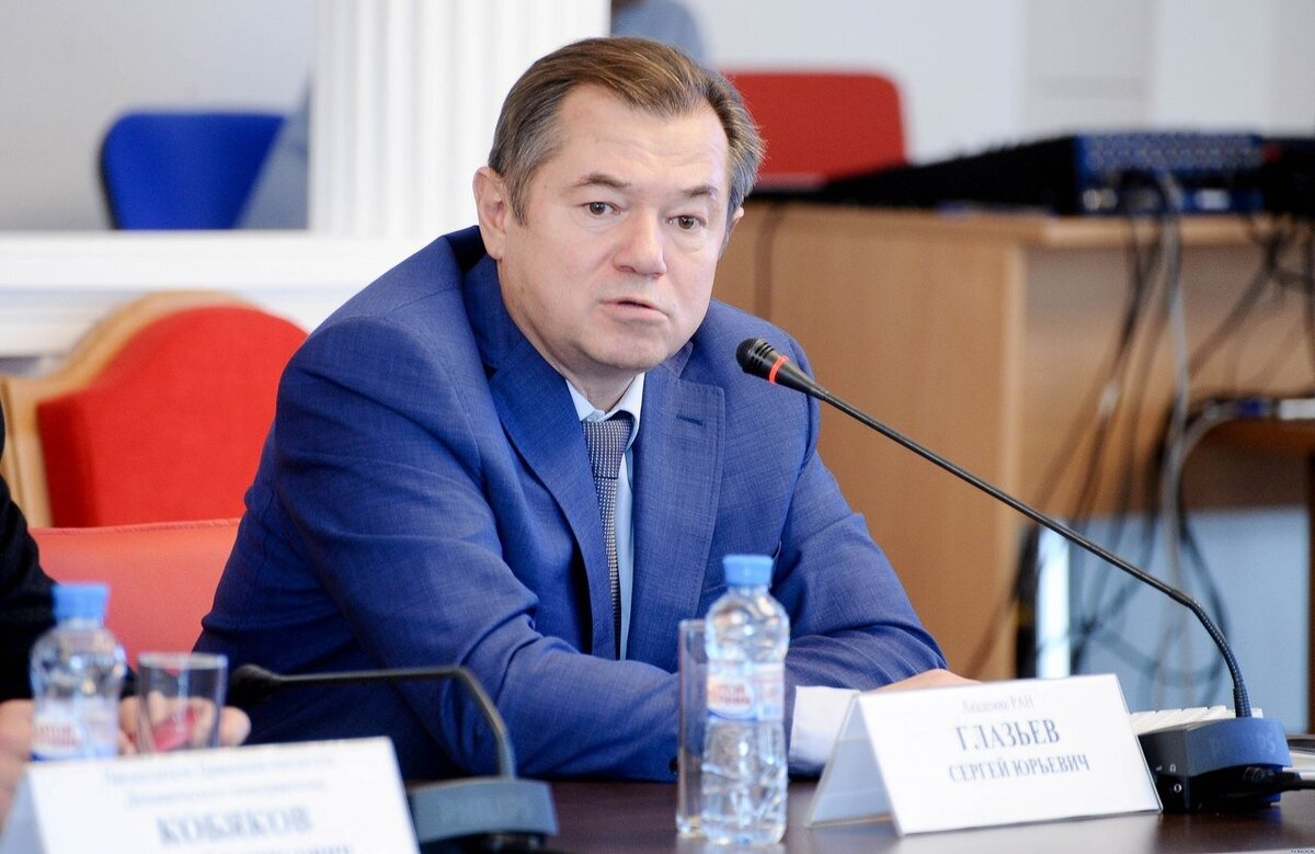 Хотя власти уверяют, что жить стало лучше и веселее, россияне, похоже, этого не ощущают. Стоимость жизни стремительно растет, рубль дешевеет, а будущее выглядит все более туманным.-2