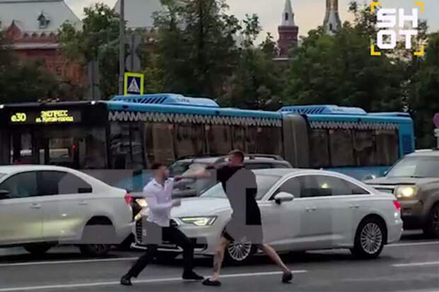 В Москве наказали водителей, которые подрались на фоне Кремля