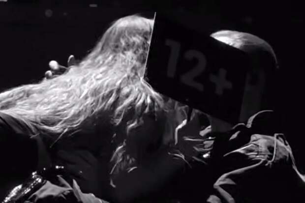 Super: певец Егор Крид сделал цензуру поцелуя на сцене