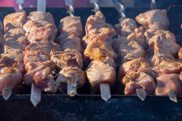 Эксперт объяснила, когда за жарку шашлыков во дворе можно получить штраф