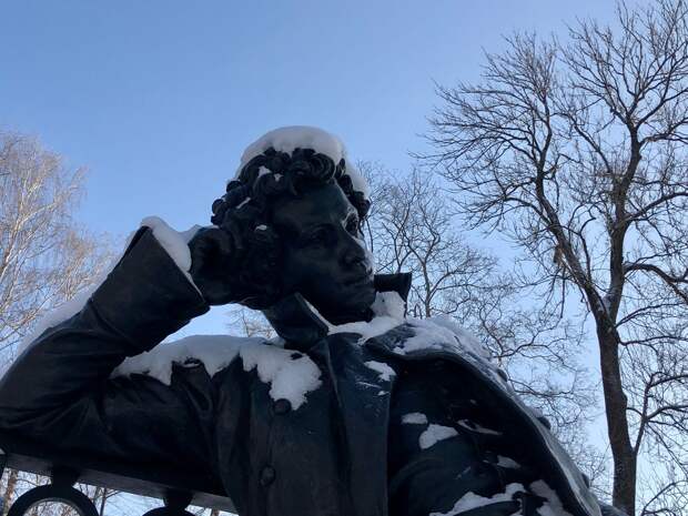 Вандалы изуродовали самый большой памятник Пушкину в Киеве