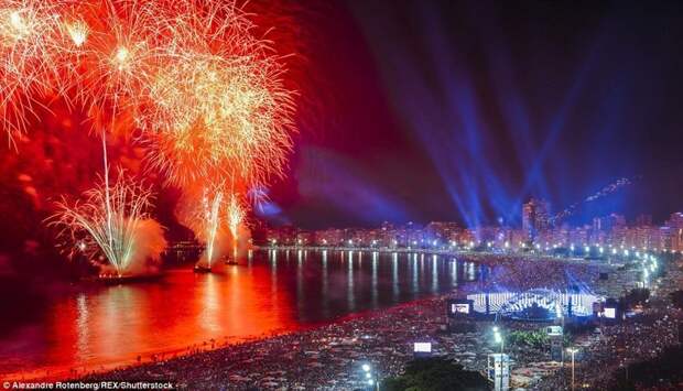 Бразилия, Рио-де-Жанейро. Новогодняя вечеринка на пляже Копакабана, где собрались около 3 млн человек города мира, новогодний, новый год, новый год 2018, празднование, фейерверк, фейерверки