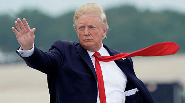 Президент США Дональд Трамп садится перед визитом на базу Эндрюс в штате Мэриленд. 17 июля 2019 Президент США Дональд Трамп садится перед визитом на базу Эндрюс в штате Мэриленд. 17 июля 2019