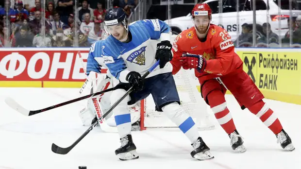 Футболист Самедов прибыл в Братиславу поддержать сборную России по хоккею в полуфинале ЧМ