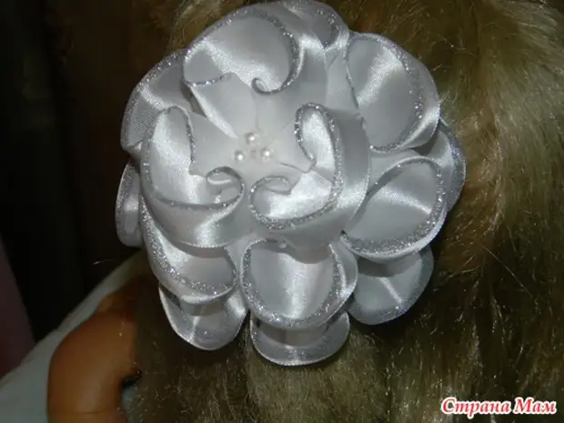 Белый бант. Пышные школьные банты. Пышный бант. Белые пышные банты на 1 сентября. Бантики белые с люрексом.