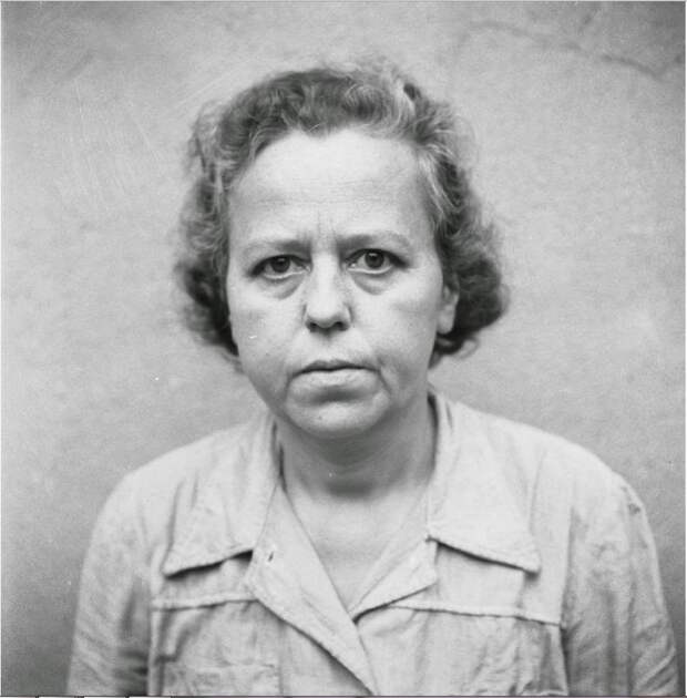 Это её фото 1952 года. Ей много лет. Но еще достаточно для того, чтобы родить и воспитать от разных отцов 4-х детей в Штатах, кормясь у Госдепа.