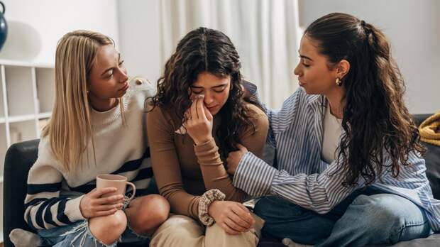 7 вопросов, которые стоит задать другу, переживающему расставание: как действительно помочь, а не навредить