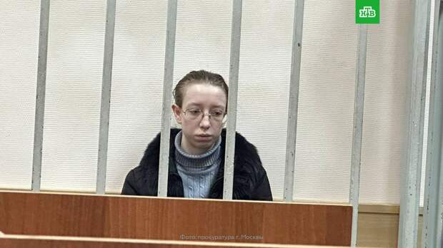 Суд арестовал женщину, выбросившую дочь из окна 11-го этажа в Москве