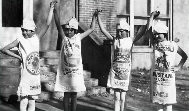 Дети в одежде из мешков для муки, 1930-е