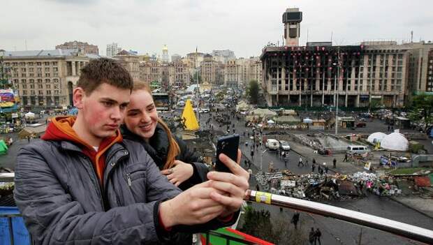Молодые люди фотографируются на Площади Независимости в Киеве
