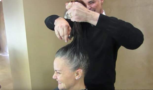 Женщина устала постоянно подкрашивать седые волосы: она решила проблему самым кардинальным образом, и теперь выглядит восхитительно