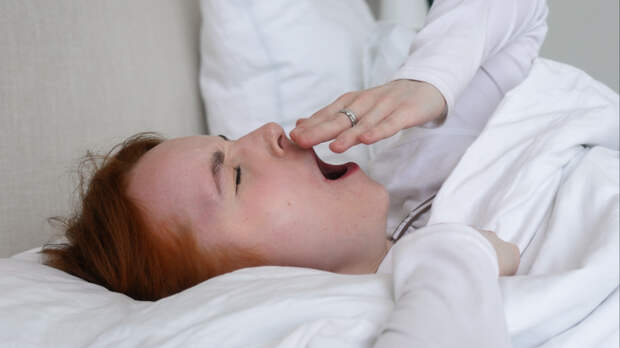 «Включает режим выживания»: как недосып может влиять на фигуру