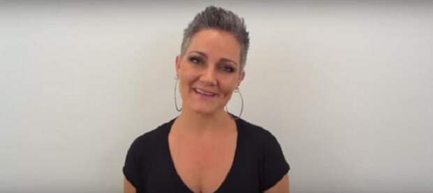 Женщина устала постоянно подкрашивать седые волосы: она решила проблему самым кардинальным образом, и теперь выглядит восхитительно