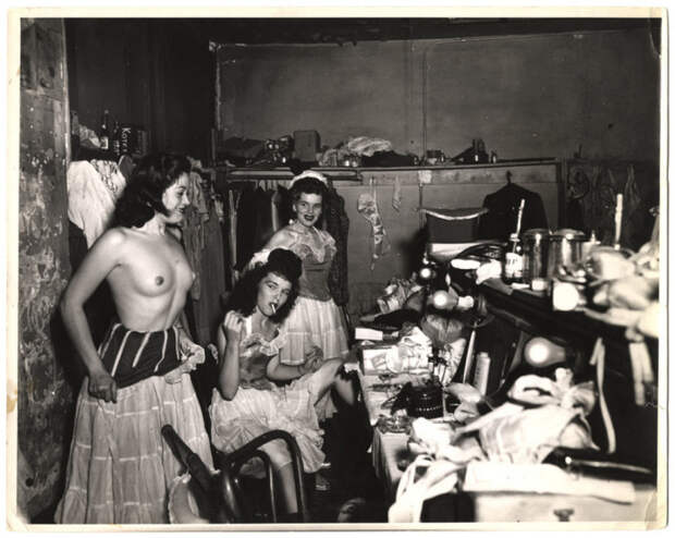 Шоугёлз в раздевалке бурлеск-клуба в Новом Орлеане, 1950 год. Автор: Arthur Fellig (Weegee).