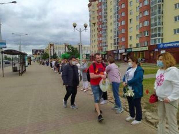 Четвертый день противостояния в Беларуси, жители страны создали Цепь солидарности