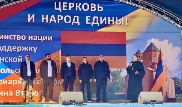 «Мы вместе с Эчмиадзином»: в Калининграде прошла акция в поддержку Армянской Апостольской Церкви