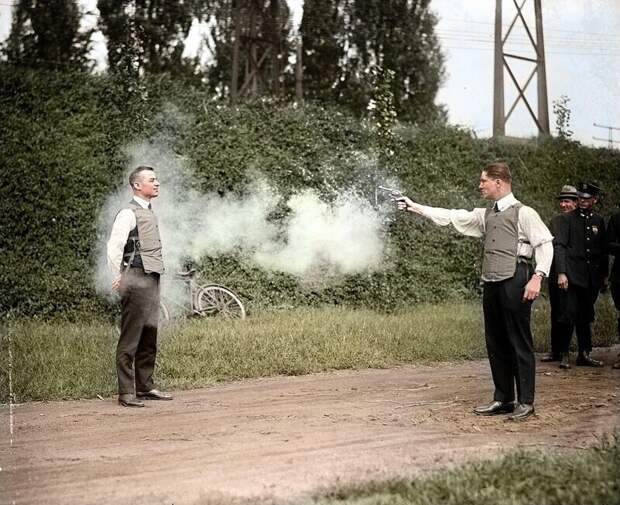 Тестирование пуленепробиваемого жилета созданного Мёрфи. 1923 год