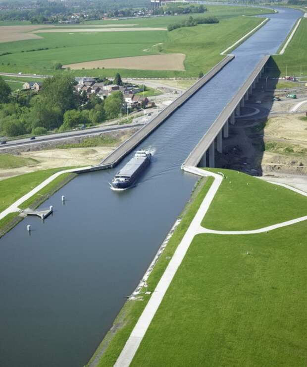 Le pont–canal du Sart – впечатляющий объект, позволивший судам проходить над транспортной развязкой (Бельгия). | Фото: simpleandinteresting.wordpress.com.