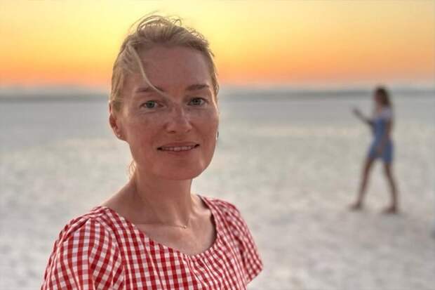 Супруг Толстогановой растрогал фанатов откровенным снимком звезды без грамма косметики