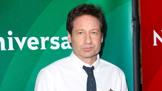 65-летний Дэвид Духовны в мини-юбке появился на съемочной площадке