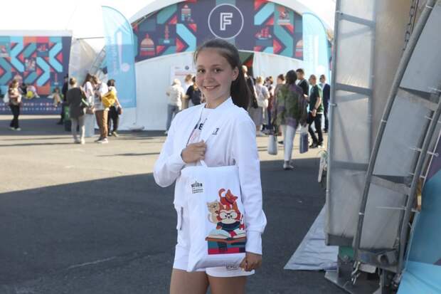 «Звучит гордо, в стиле Петербурга»: Виктория Винокурова стала победительницей конкурса на имя символа Книжного салона