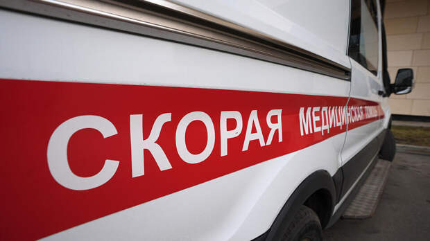 Один человек погиб при падении сорванной ветром крыши кафе в Омске