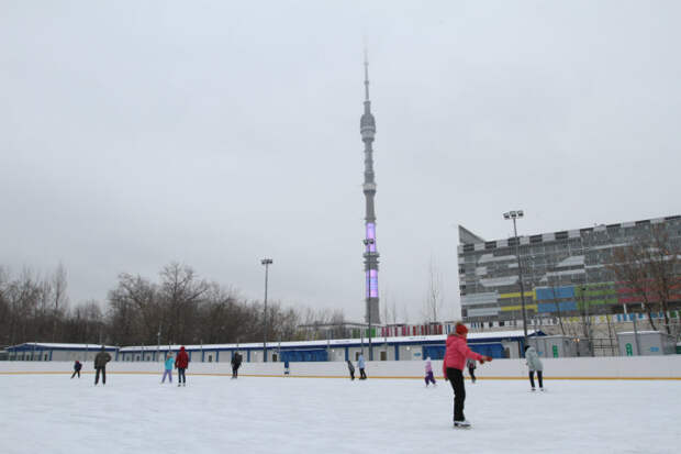 Бесплатный каток с искусственным льдом открылся в парке «Останкино»
