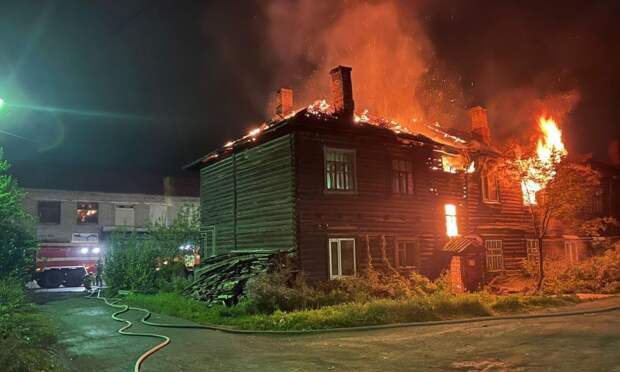 Семья с тремя детьми спаслась из горящего дома в Няндоме через окно