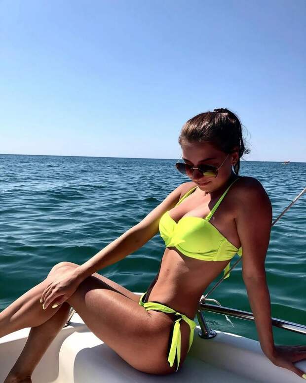 Красивые девушки в бикини отдыхают на лодках