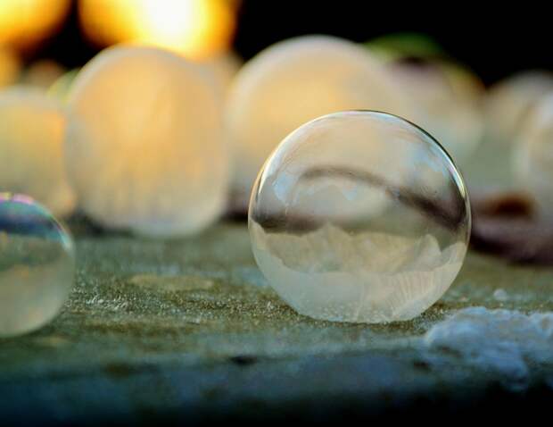 20480000 990x764 Хрустальные шары: Девушка фотографирует мыльные пузыри в мороз