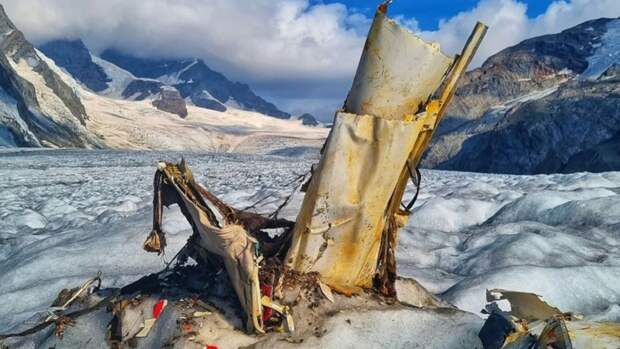 Из-за таяния ледника обнаружили обломки самолета, пропавшего в Альпах 54 года назад