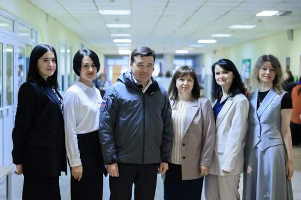 Андрей Воробьев проверил строительство нового корпуса школы №14 в Долгопрудном