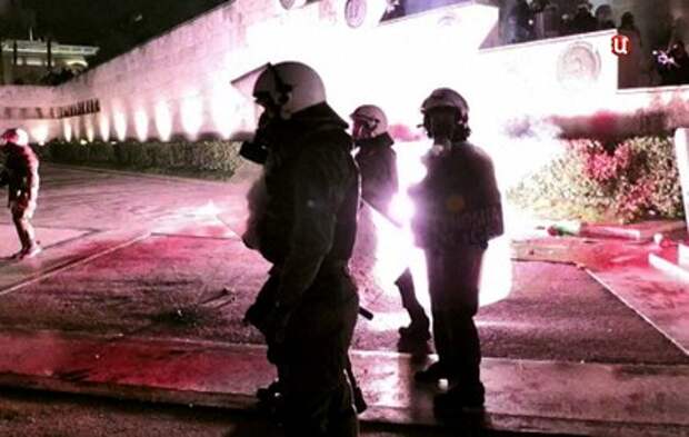 Греческая полиция применила слезоточивый газ против демонстрантов