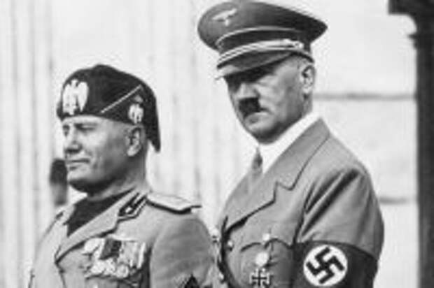 Бенито Муссолини и Адольф Гитлер. Берлин, 1937 год.