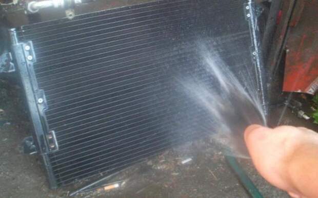 Чтобы избежать перегрева, радиатор нужно регулярно промывать.