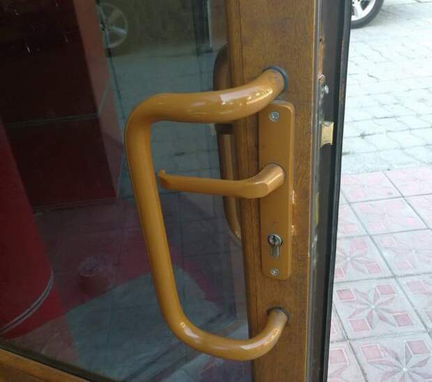 Приколы с дверьми (34 фото)