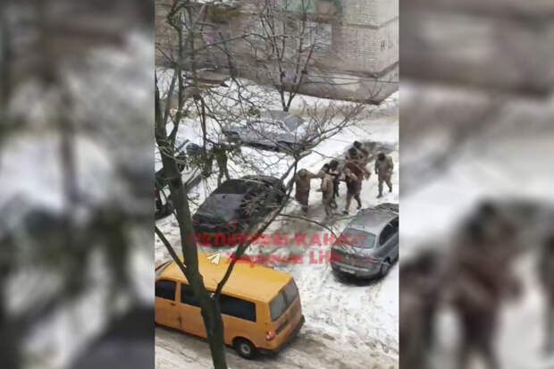 Военкомы в Харькове насильно посадили в свою машину мужчину с его супругой